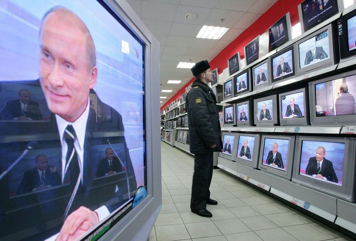 President Putini esinemist võib jälgida ka televiisorite müügiosakonnas.