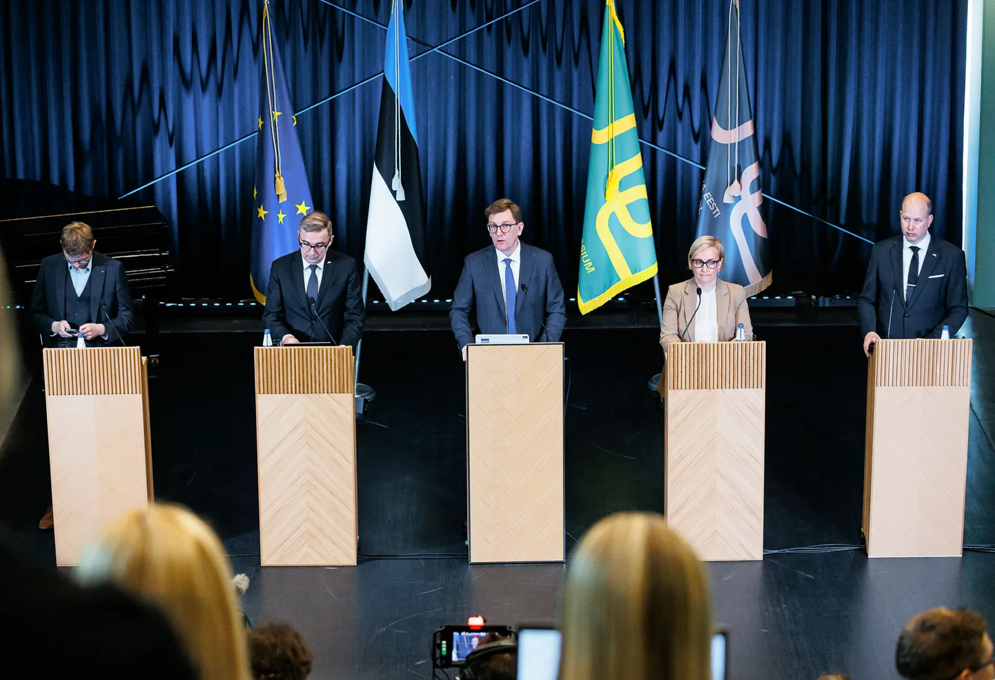 Energeetika- ja keskkonnaminister Andres Sutt, peaminister Kristen Michal, haridus- ja teadusminister Kristina Kallas ning siseminister Igor Taro said Narvas pressikonverentsil jagada oma mõtteid ka moeküsimustes.