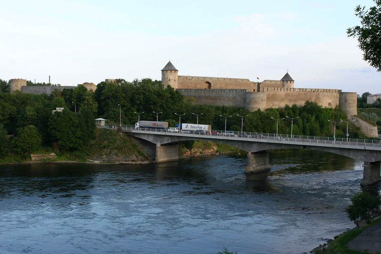 Река Нарова, разделяющая Эстонию и Россию.