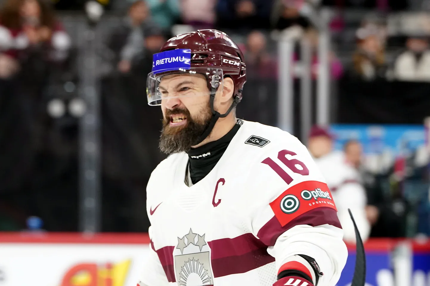 Latvijas hokeja izlases spēlētājs Kaspars Daugaviņš (nr.16) pasaules hokeja čempionāta spēlē starp Latvijas un Francijas valstsvienībām ''Avicii'' arēnā.