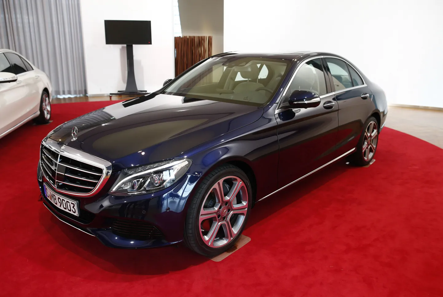 Tulika hakkab pakkuma juhiga autorendi teenust, kus üheks võimalikuks sõidukiks on Mercedes-Benz E-klass. Pildil on uhiuus Mercedes Benz C-klass.