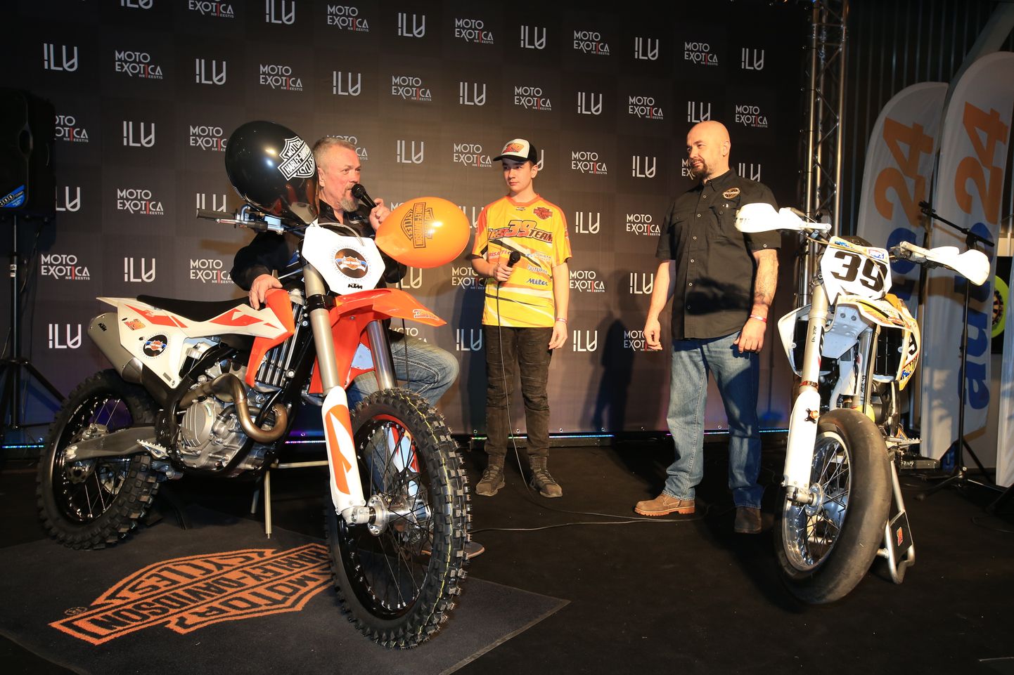 Imre Laheäär (vasakult) andis Aksel Pärtelpojale üle uue KTMi. Noore sportlase isa ja treener Meelis Pärtelpoeg seisis võistlusratta Husqvarna juures.