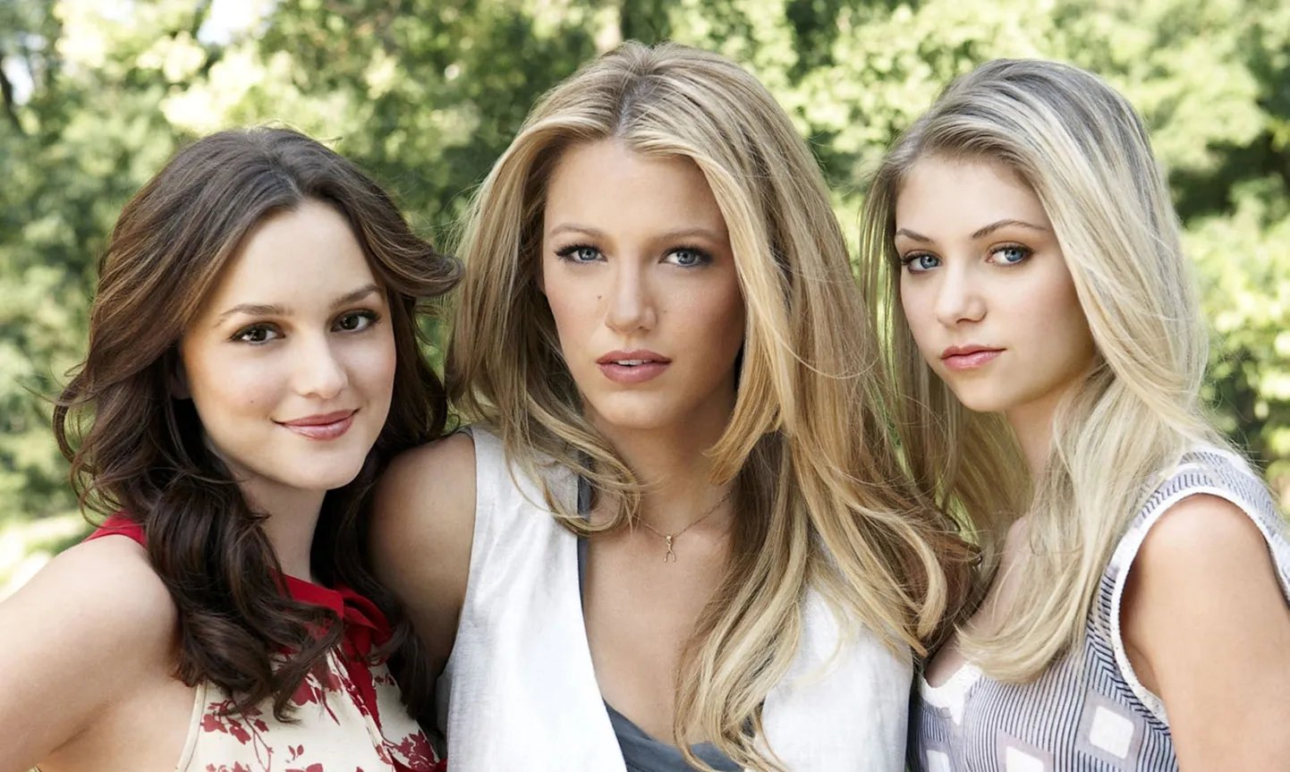 Menusarja «Kõmutüdruk» naisstaarid Leighton Meester, Blake Lively ja Taylor Momsen.