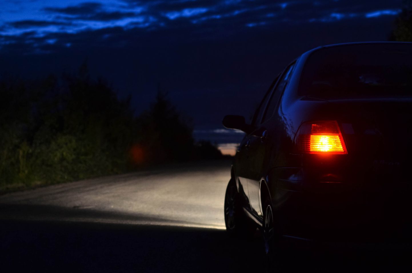 Машина на дороге в темное время суток. Снимок иллюстративный.