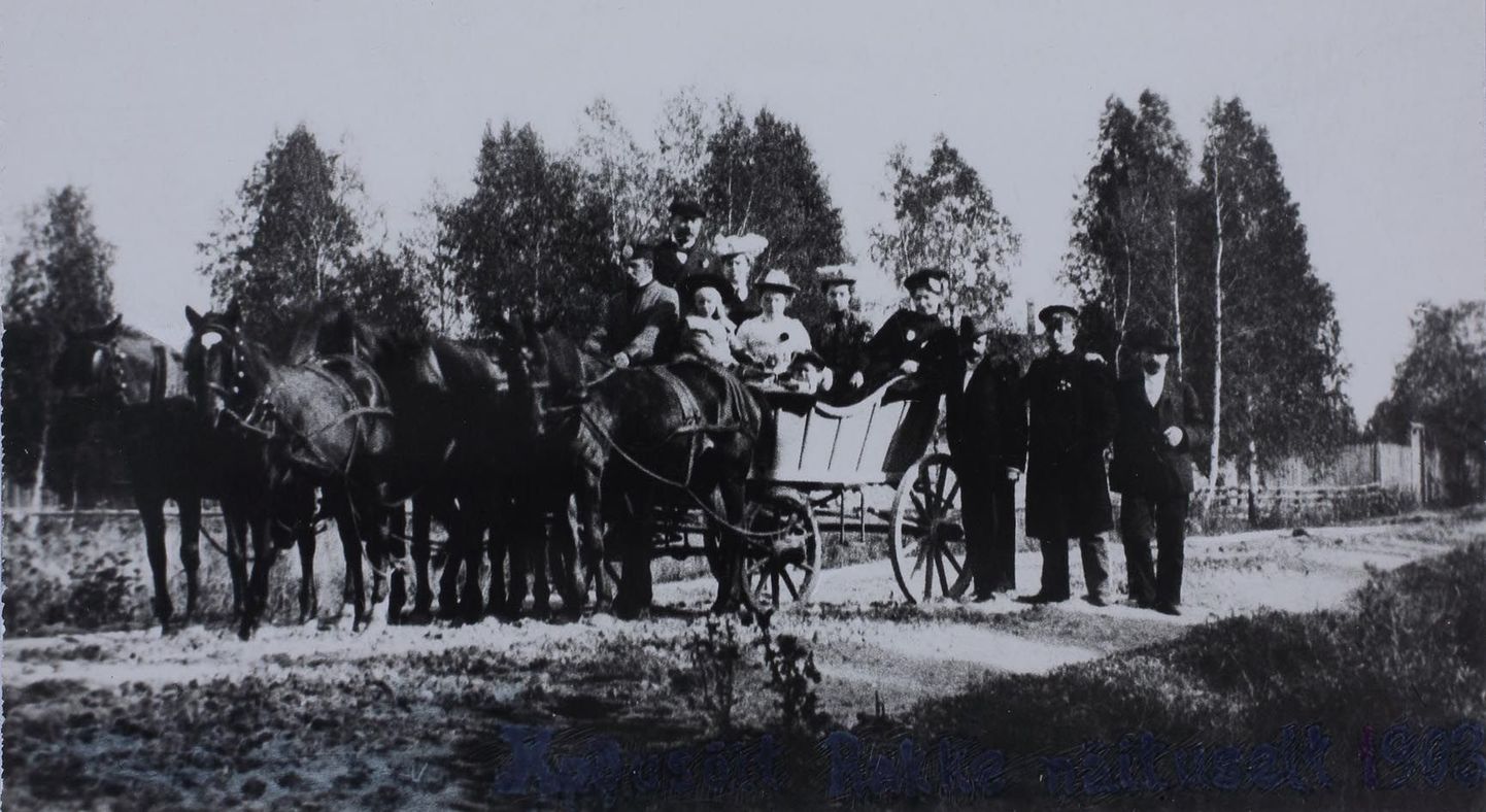 Koeru põllumeeste seltsi korraldatud põllumajandusnäituse toimkond teel koju Rakkest, on aasta 1903.  Paremalt kolmas Väinjärve vallakirjutaja Gustav Bach.