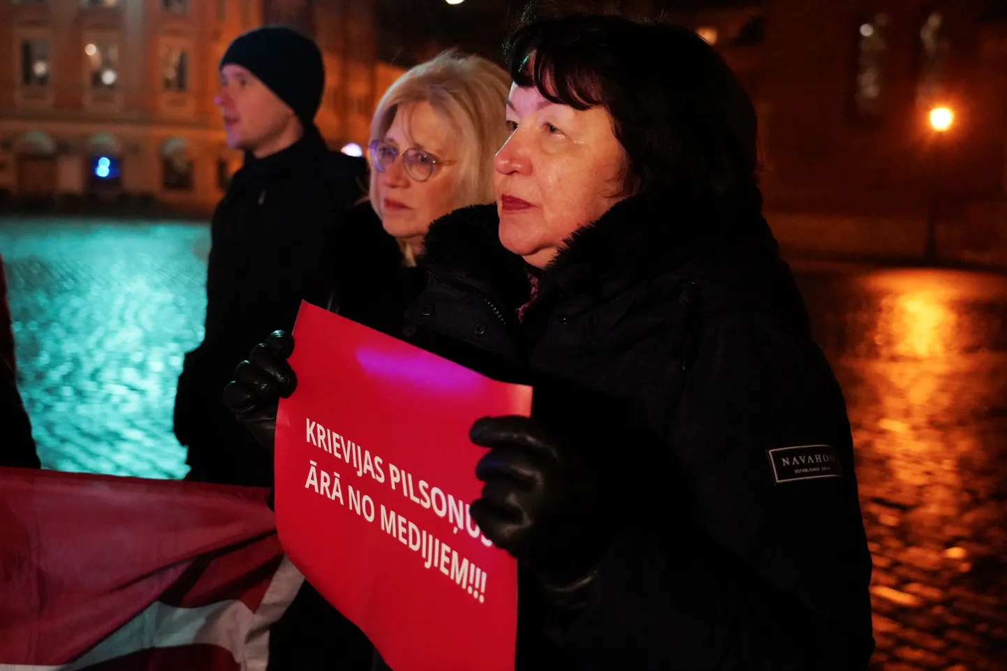 Dzejniece Liāna Langa (no labās) un Latvijas Universitātes prorektore humanitāro un sociālo zinātņu jomā, profesore Ina Druviete piedalās biedrības "Austošā Saule" rīkotajā piketā pret krievu valodu sabiedriskajos medijos un Krievijas pilsoņu nodarbināšanu tajos iepretim Latvijas Radio namam.