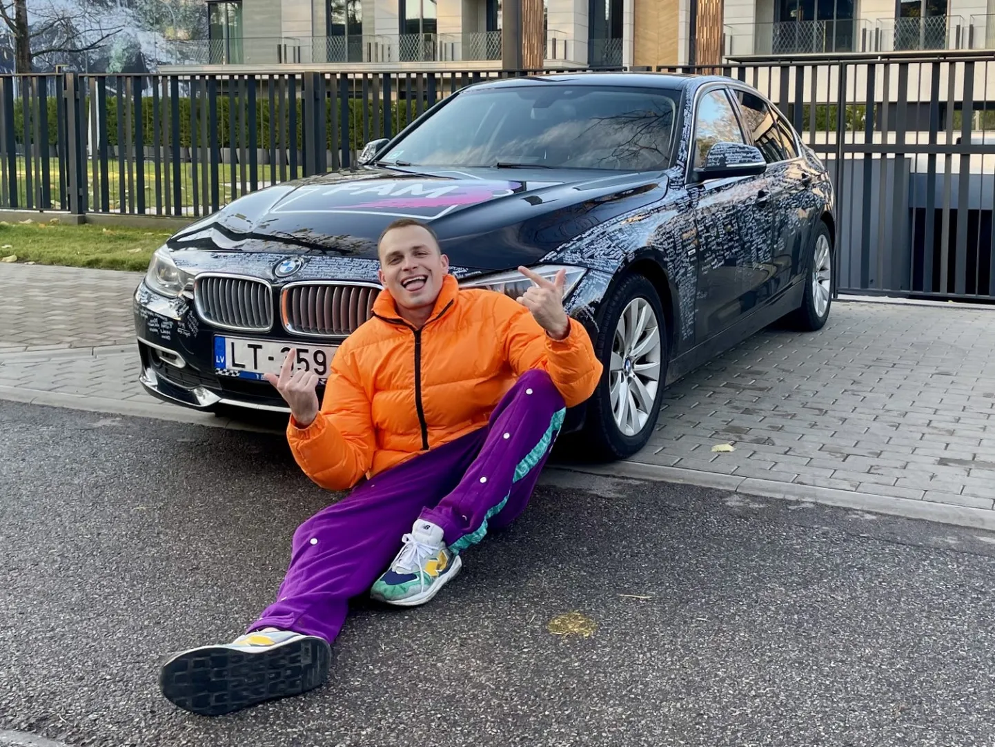 Pašmāju blogeris Adrejs Černuckijs pie sava auto.