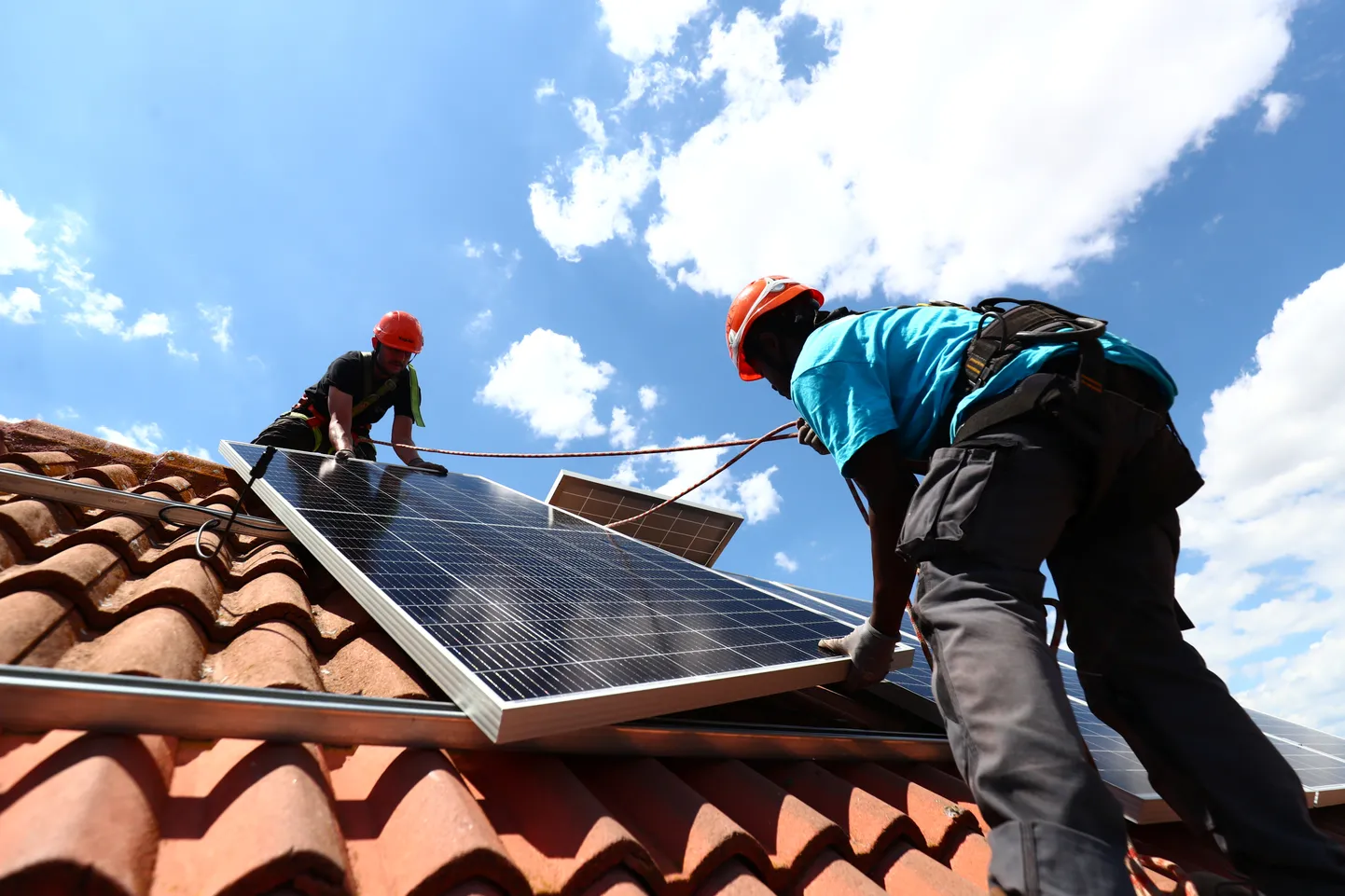 Euroopa Liit tahab genereerida aastaks 2030 roheenergiaga 69 protsenti bloki elektrist. Pildil töölised Hispaanias Colmenar Viejos päikesepaneele paigaldamas.