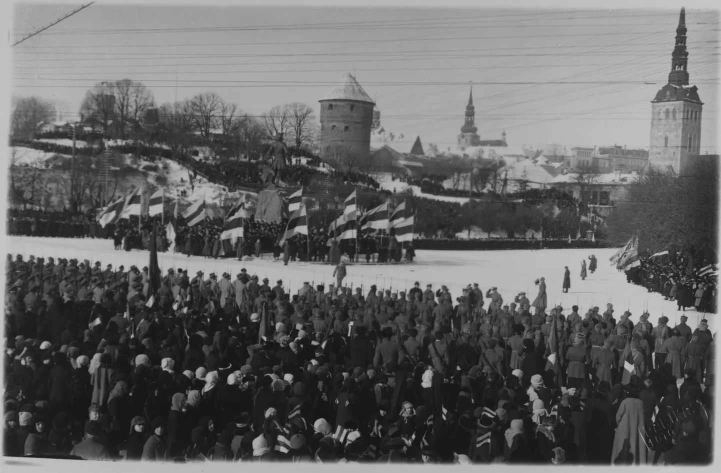 Eesti Vabariigi esimese aastapäeva sõjaväeparaad Peetri platsil (nüüd Vabaduse väljak)
