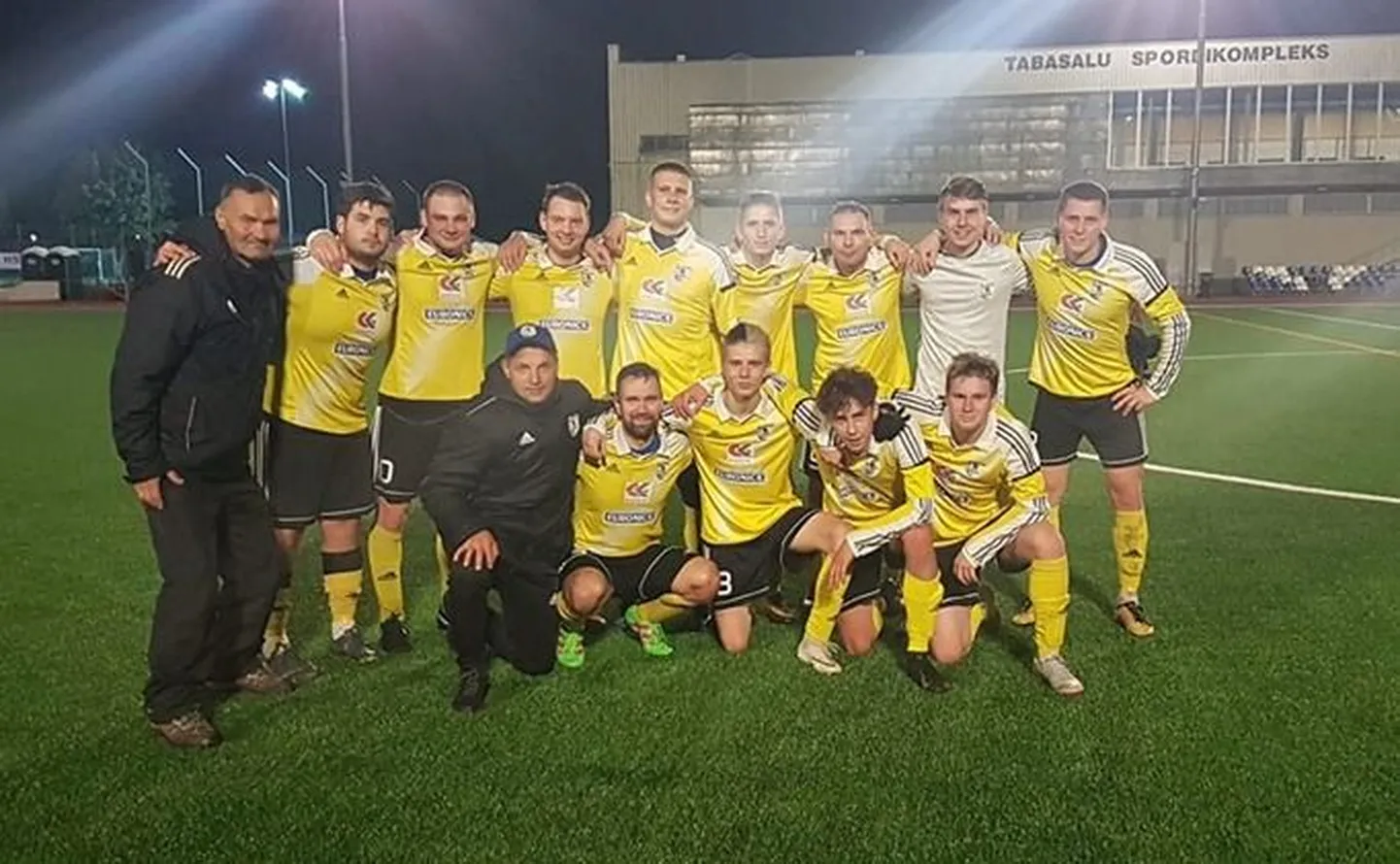Футбольная команда ФК "Ярве" после победной кубковой игры на стадионе Табасалу.
