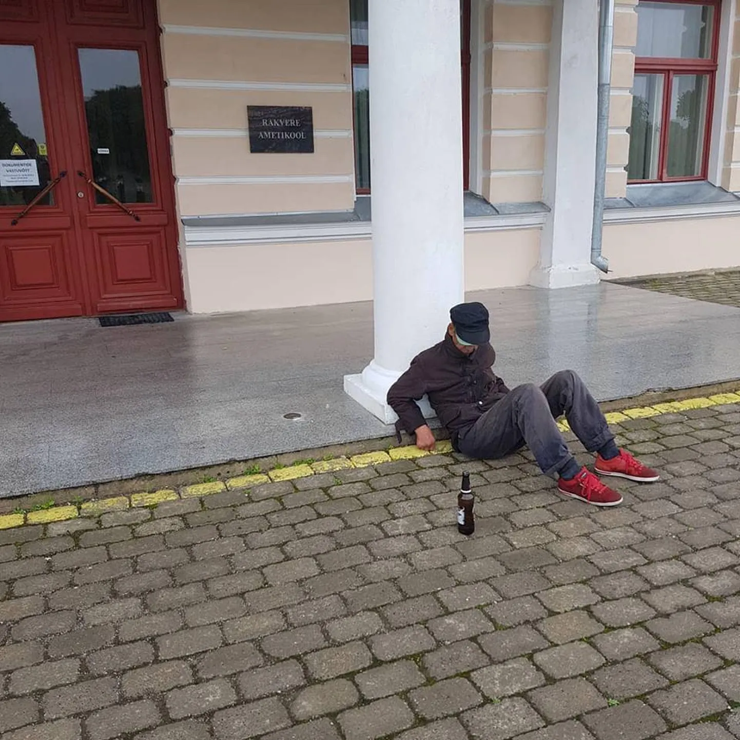 Rakvere ametikool asub linnas teljel, mida läbivad paraku ka lähedal asuva sotsiaalmaja keldrikorrusel ulualust leidvad kodanikud.