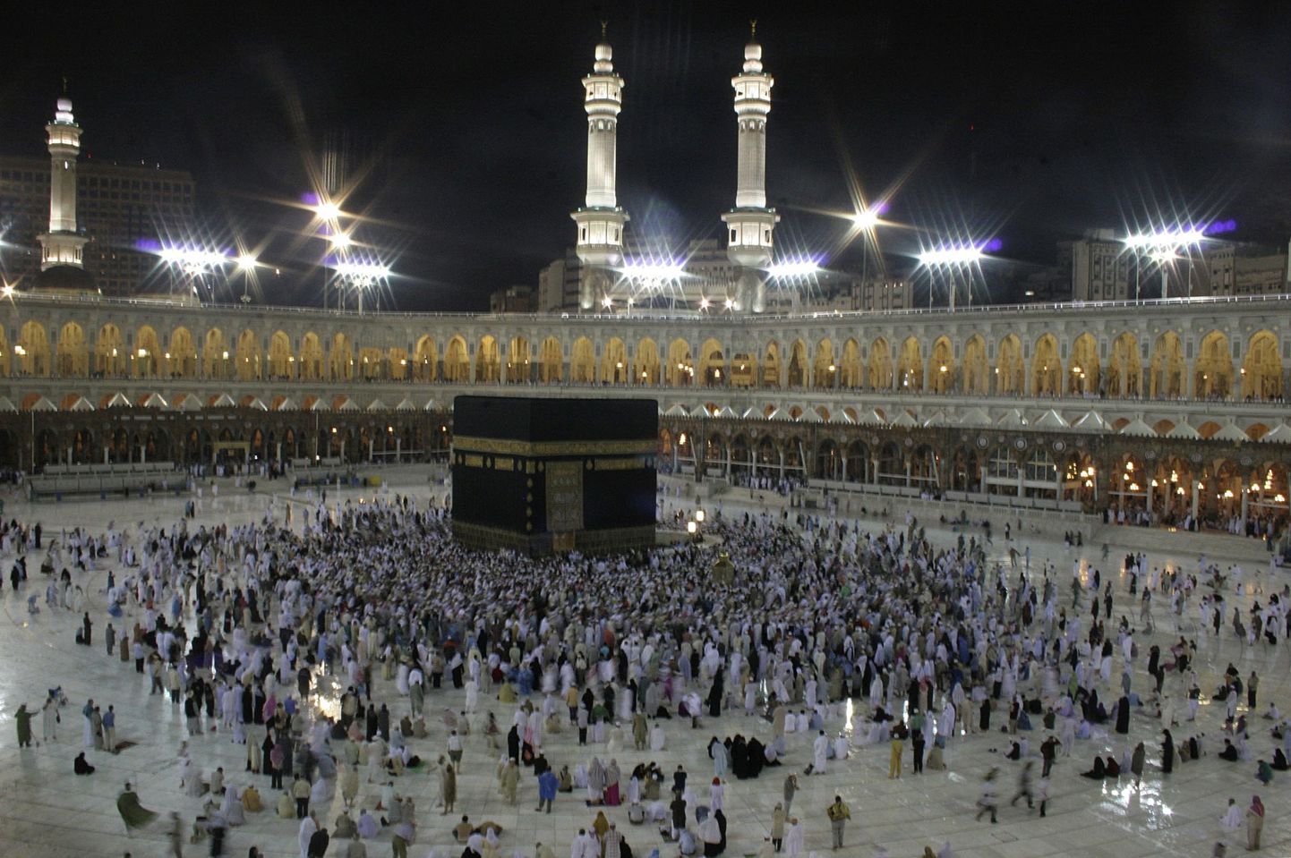 Moslemid Meka Suure mošee õuel asuva Kaaba kivi juures