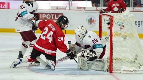 Latvijas U-18 hokejisti PČ ievadā zaudē Kanādai