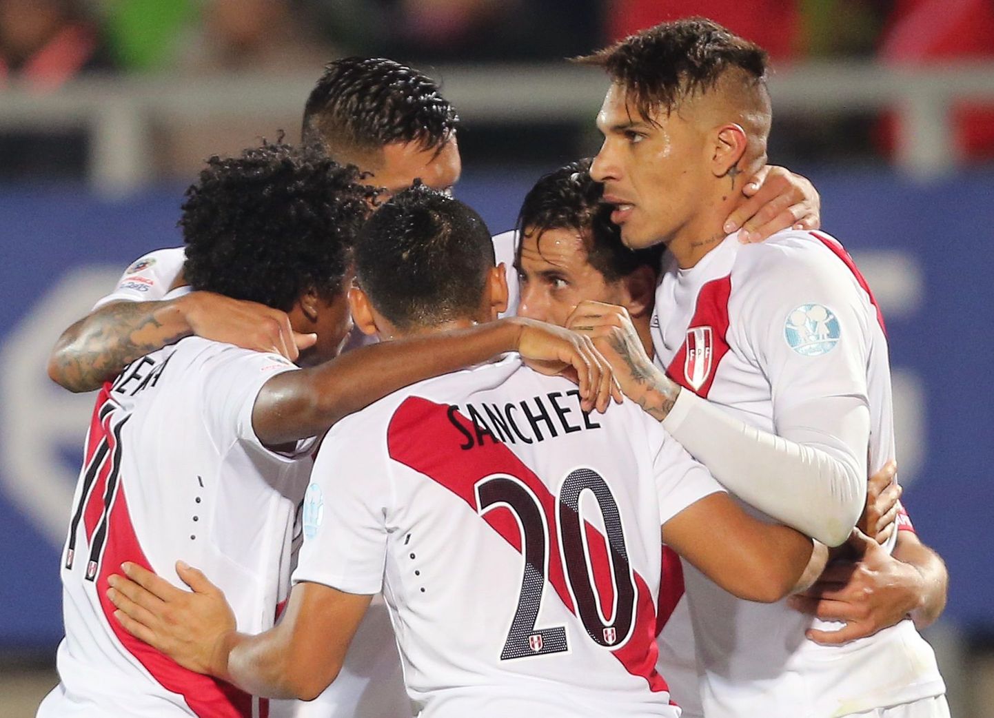 Peruu mängijad Claudio Pizarro tabamust tähistamas