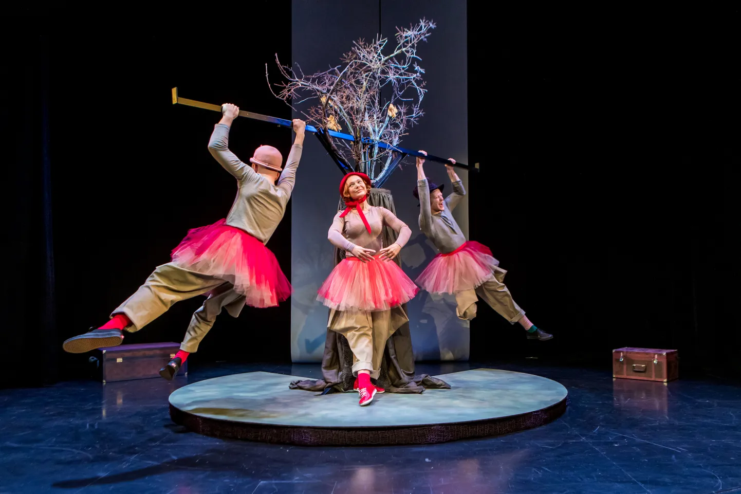 LEE mängib praegu Kuressaare teatri lavastuses “Kes on Punamütsike?” ja kinnitab, et on ka päriselt valmis Saaremaale tööle tulema.