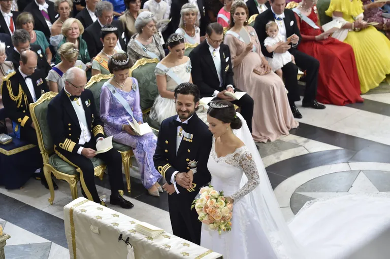 Prints Carl Philip ja Sofia Hellqvist altari ees