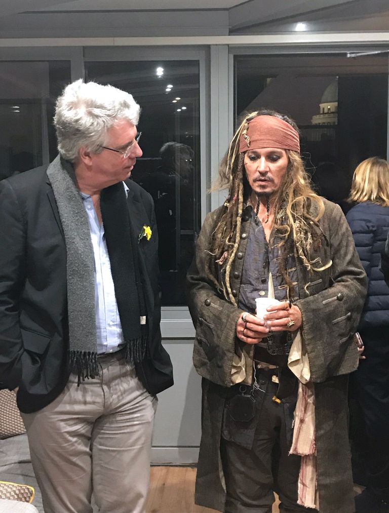 Johnny Depp kehastus 27. detsembril 2018 oma kõige kuulsamaks tegelaseks, piraadikapten Jack Sparrow'ks, külastades Pariisi Curie instituuti ja vähihaiglat