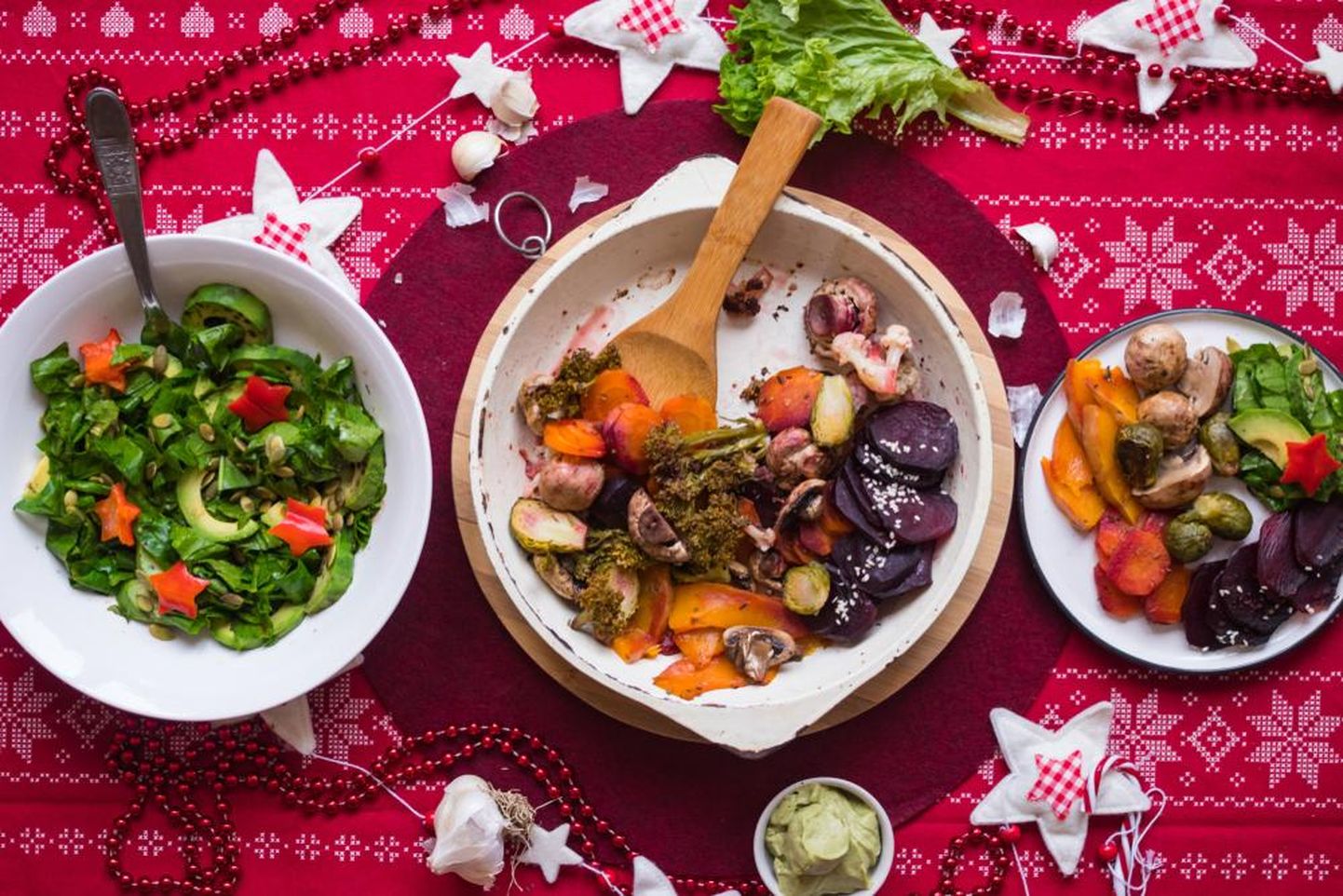 Jõululauale passivad kõikvõimalikud köögiviljad: peet, porgand, seened, kõrvits, rooskapsad ja avokaadokastegi. 