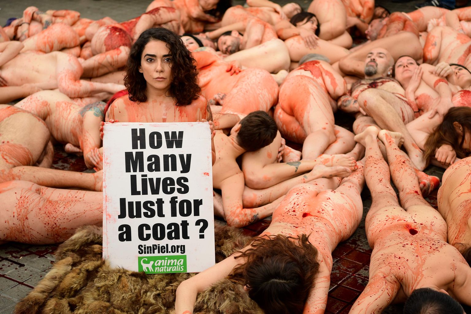 Radikaalne karusloomafarmide vastane protest. Plakatil on kiri «kui palju elusid nõuab üks kasukas?»