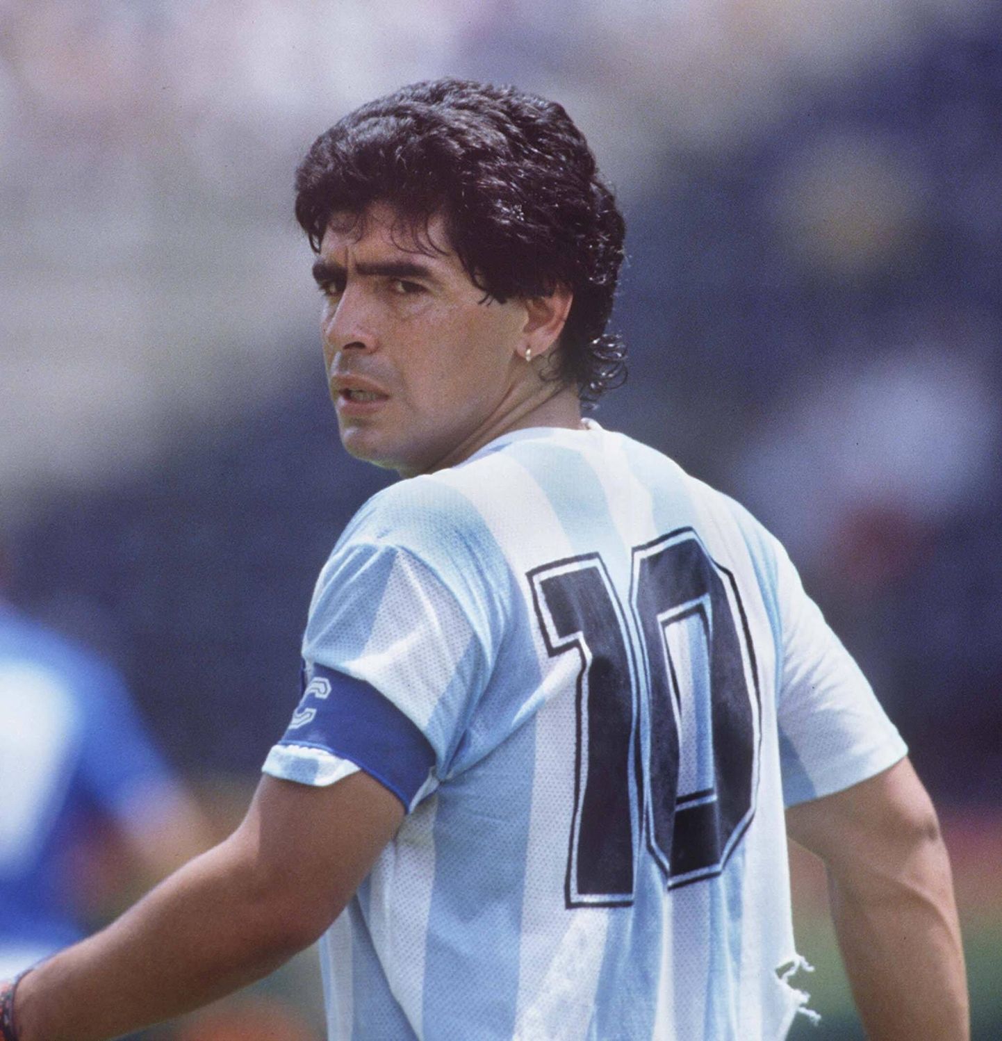 Diego Maradona 1986. aasta jalgpalli maailmameistrivõistlustel võiduka Argentina koondise kapitenina.
