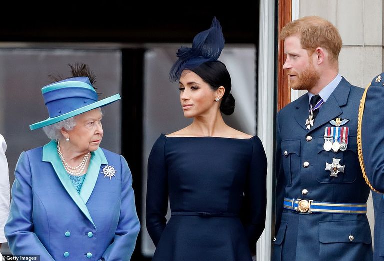 PILKUDE MÄNG: Buckinghami palee rõdul kaamera ette jäänud Elizabeth II, prints Harry ja tema abikaasa Meghan. Naiste omavaheliste suhete kohta võib nii mõndagi öelda juba nende näoilmete järgi.