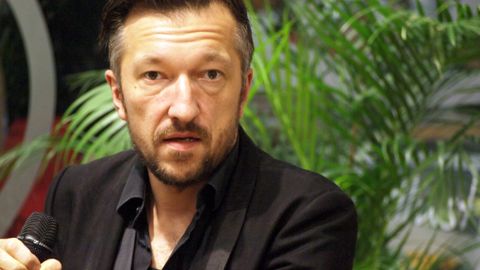 ARVUSTUS ⟩ Terav pilguheit naistejälitaja argipäeva