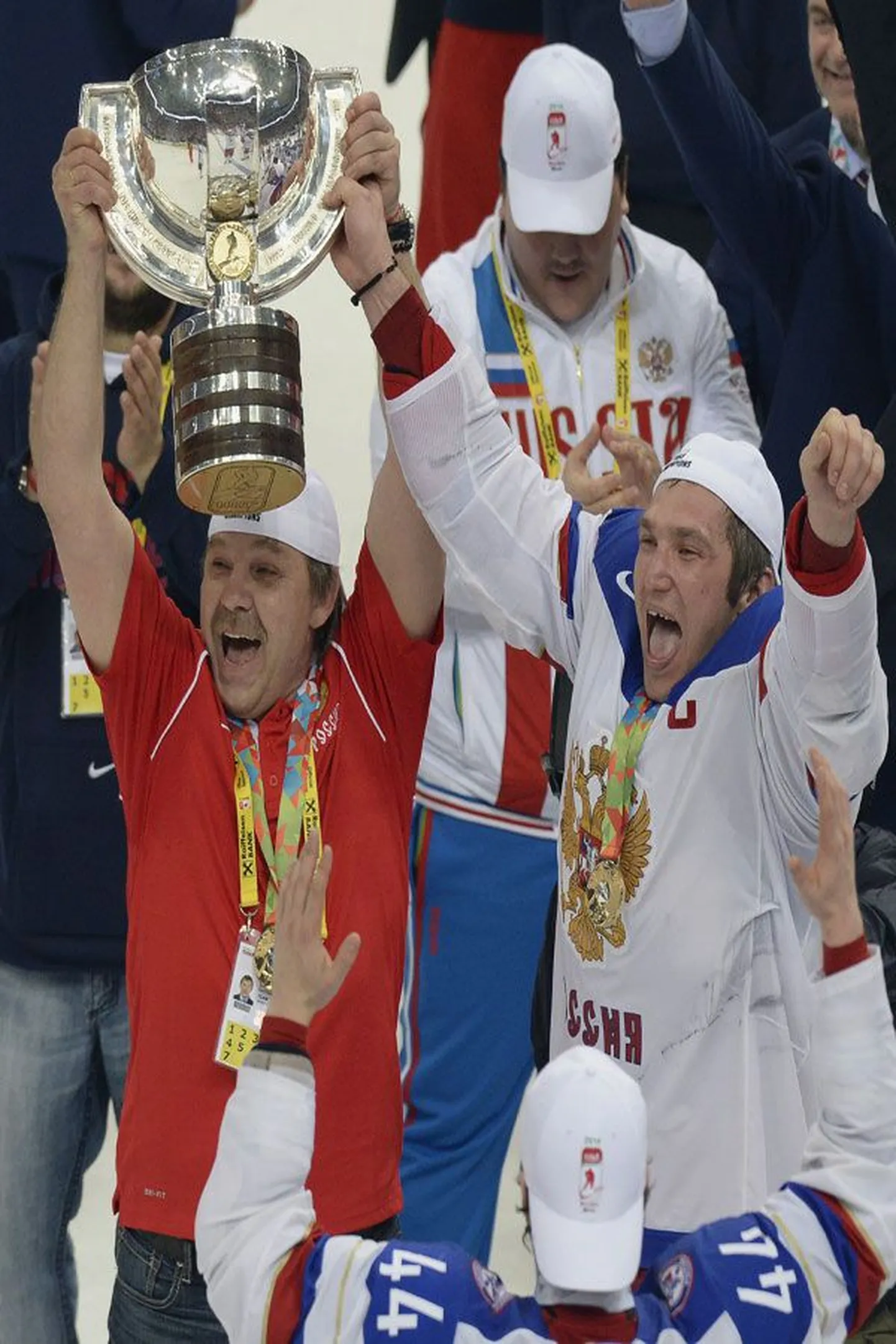 Главный тренер российской сборной Олег Знарок (слева) и капитан Александр Овечкин с кубком чемпионата мира.