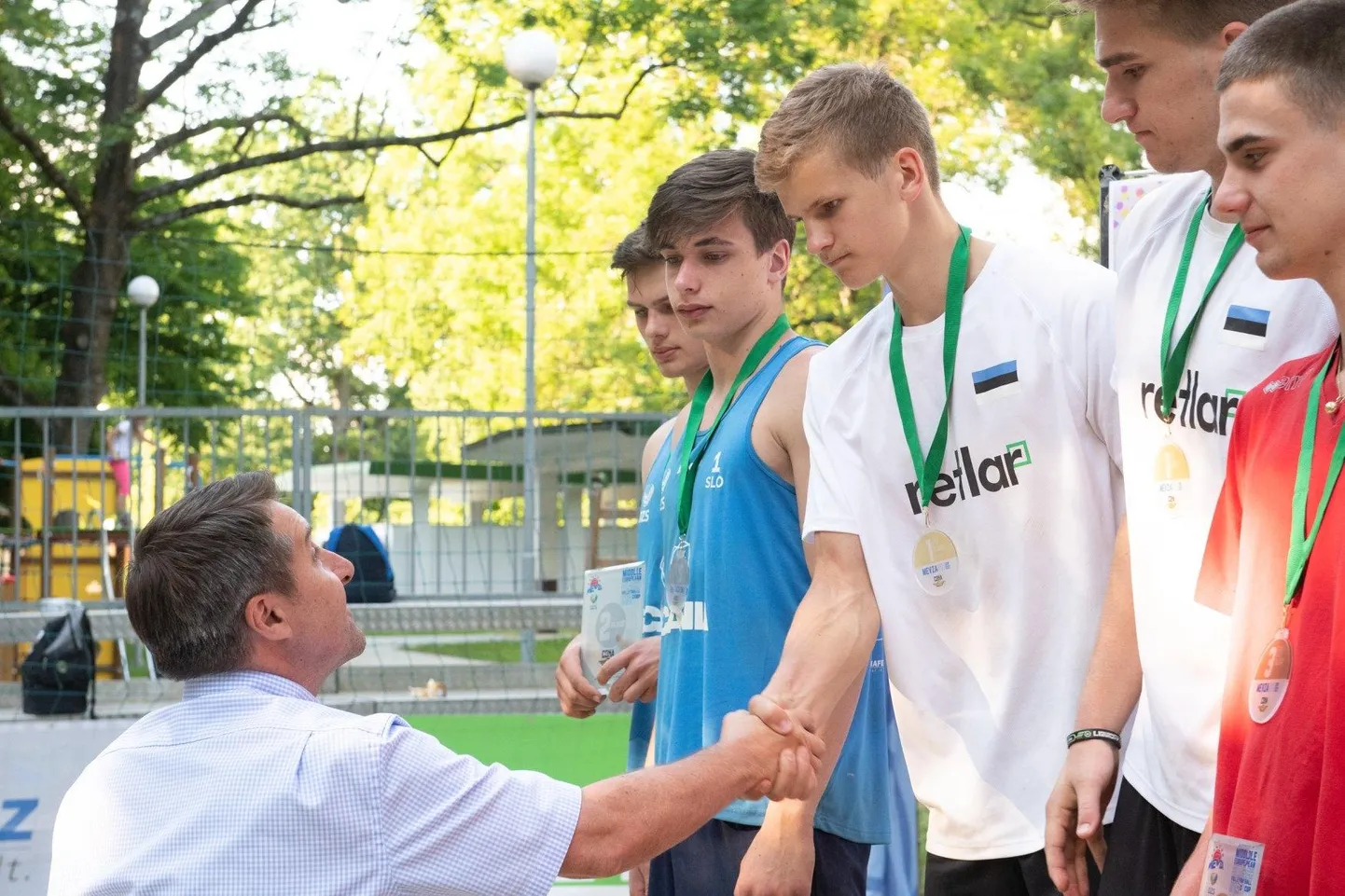 Kaks nädalat tagasi võitsid Kaur Erik Kais (kätt surumas) ja Rasmus Meius Kesk-Euroopa võrkpalliassotsiatsiooni (MEVZA) rannavõrkpalli U18 tsooniturniiri.