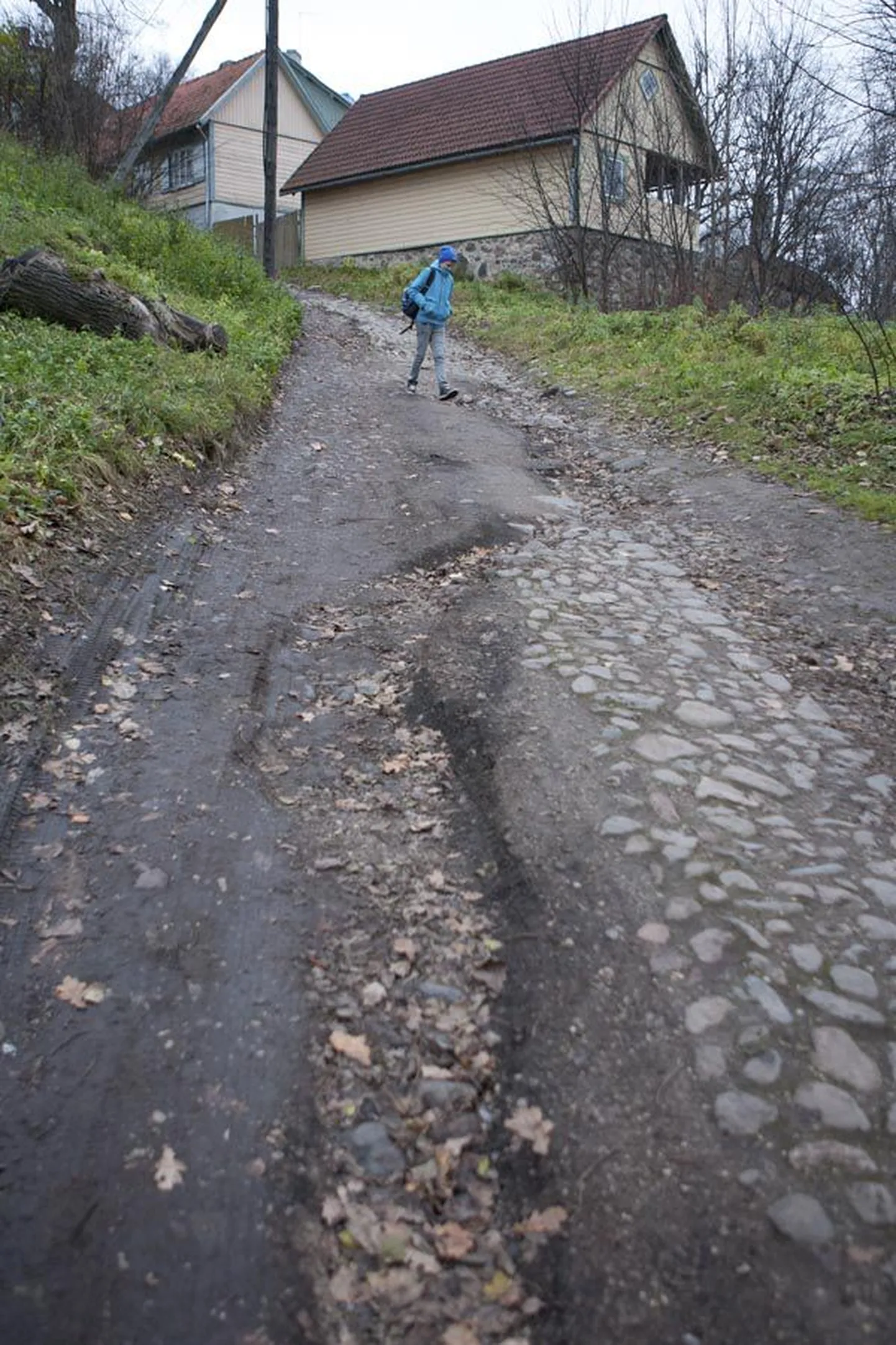 Pikk tänav koosneb suuresti kraavidest ja aukudest.