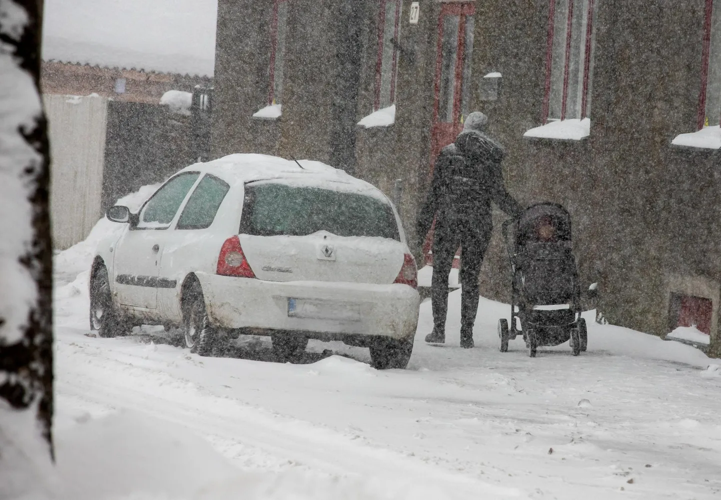 Hommikuks lisandub kuni 15 sentimeetrit lund.