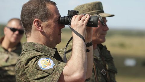 Дмитрий Медведев забыл открыть бинокль, наблюдая военные маневры