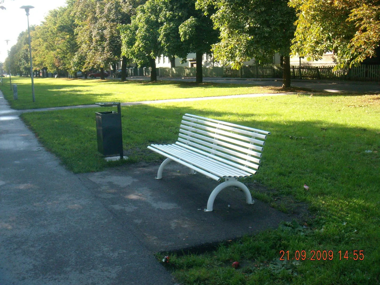 Скамейка в парке. Иллюстративный снимок.