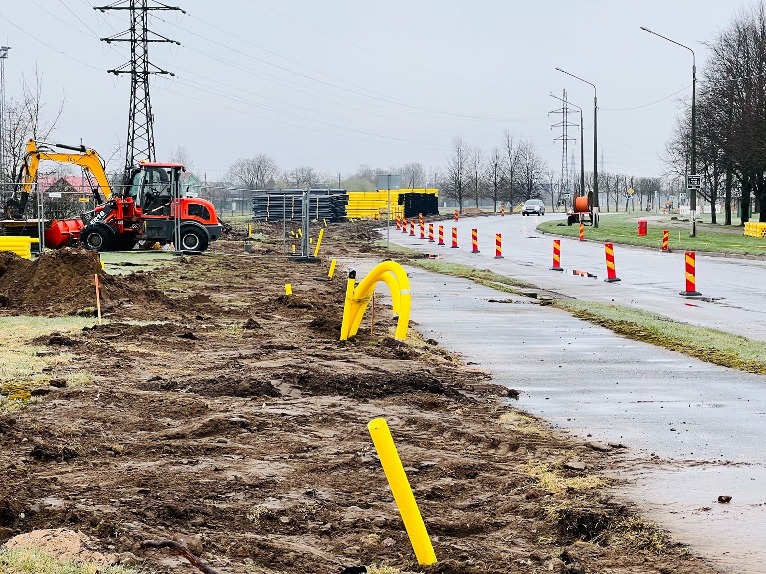 Narva Paul Kerese tänavale ehitatakse korraga sõidu ja -kõnniteid ning paigaldatakse ka tänavavalgustusliine. Uus asfalt saab maha oodatavasti juulis.