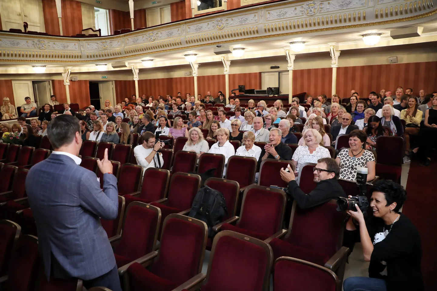 Latvijas Nacionālā teātra 101.sezonas atklāšanas svinīgā sapulce, kurā tiek pasniegtas tradicionālās teātra balvas - Veltas Līnes un Kārļa Sebra gredzeni, Elzas Radziņas kulons, kā arī godināti pagājušās sezonas noslogotākie aktieri un labākie tehniskie darbinieki.