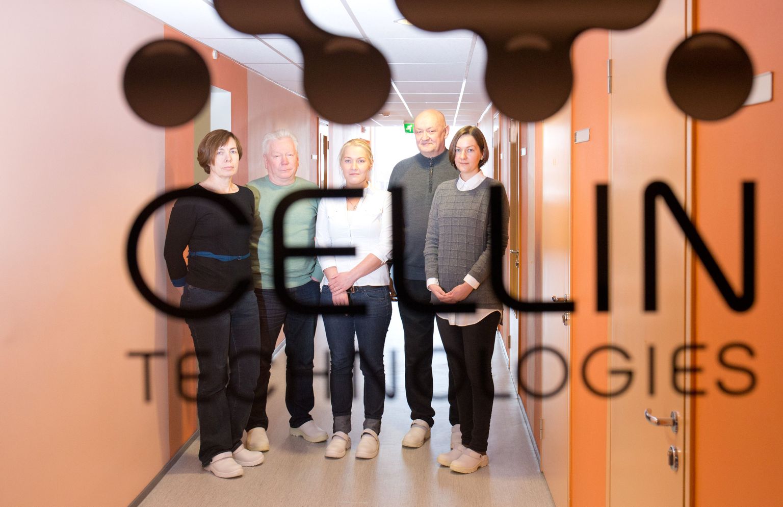 Vähiravi tootjate meeskond: Anne Meikas (vasakult), Jüri Laasik, Laura Kunder, Mart Raik ja Kairit Tints.