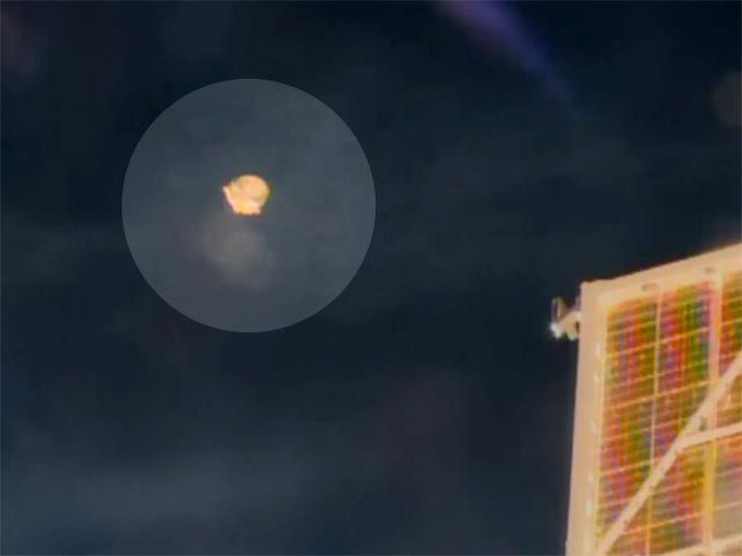 Астронавт NASA заснял "НЛО" возле МКС.