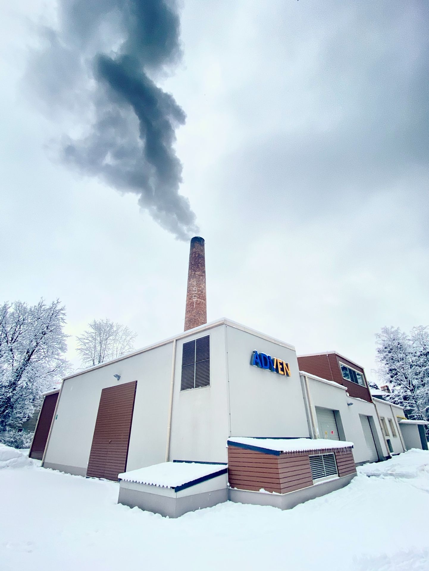 Дымящая котельная "Adven Eesti" в Нарва-Йыэсуу в холодный зимний день.