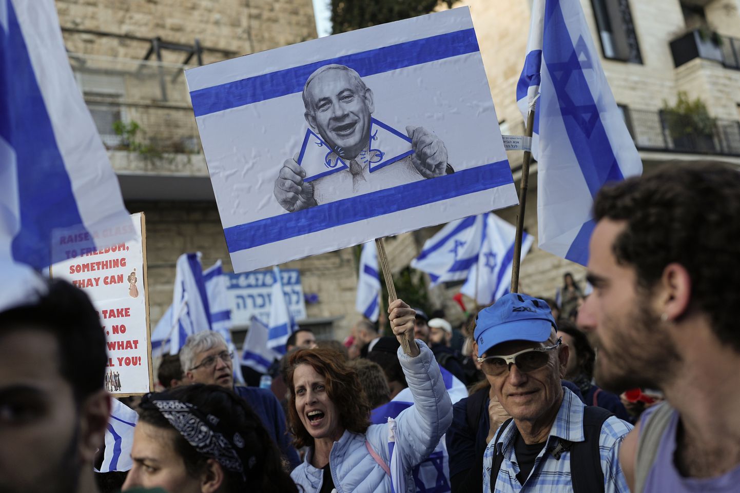 27.03.2023. Iisraellased protestivad Jeruusalemmas peaminister Benjamin Netanyahu kohtureformi vastu. (AP Photo/Ohad Zwigenberg)  DV161