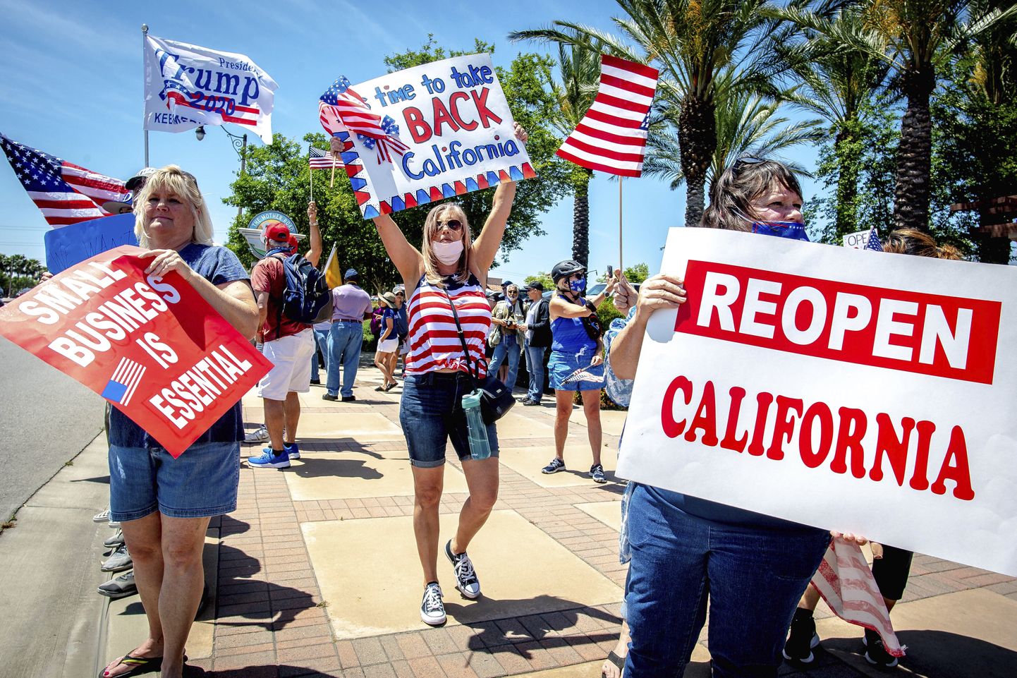 "Откройте Калифорнию". Многим американцам не терпится вернуться на пляжи и на работу. Другим - только на пляжи.