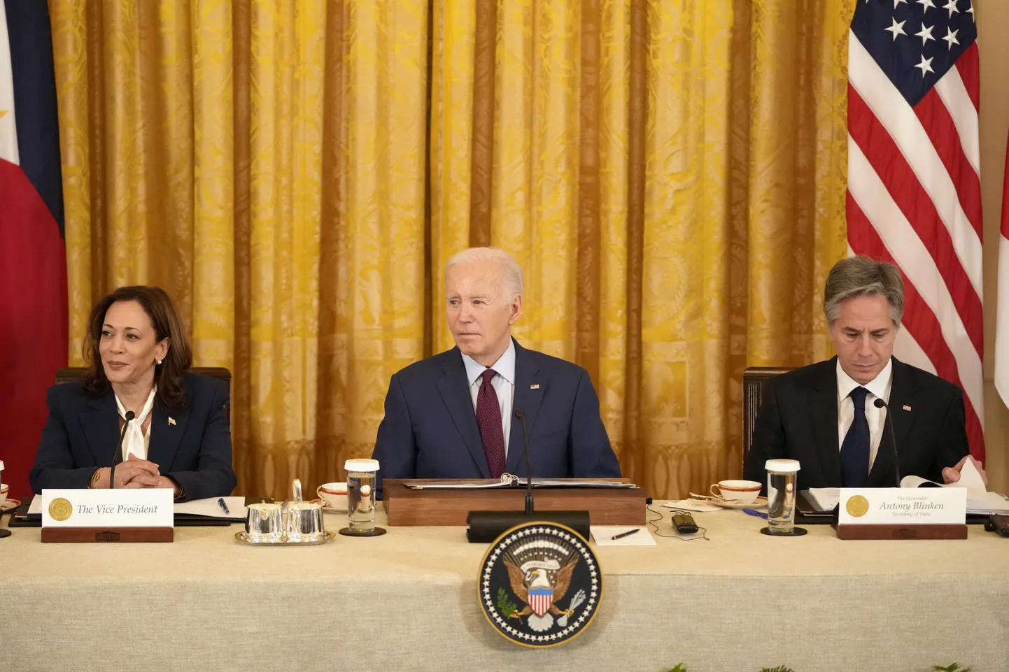 Vasakult: USA asepresident Kamala Harris, riigipea Joe Biden ja välisminister Antony Blinken kolmepoolsel tippkohtumisel Filipiinide presidendi Ferdinand Marcos noorema ja Jaapani peaministri Fumio Kishidaga neljapäeval Valges Majas.