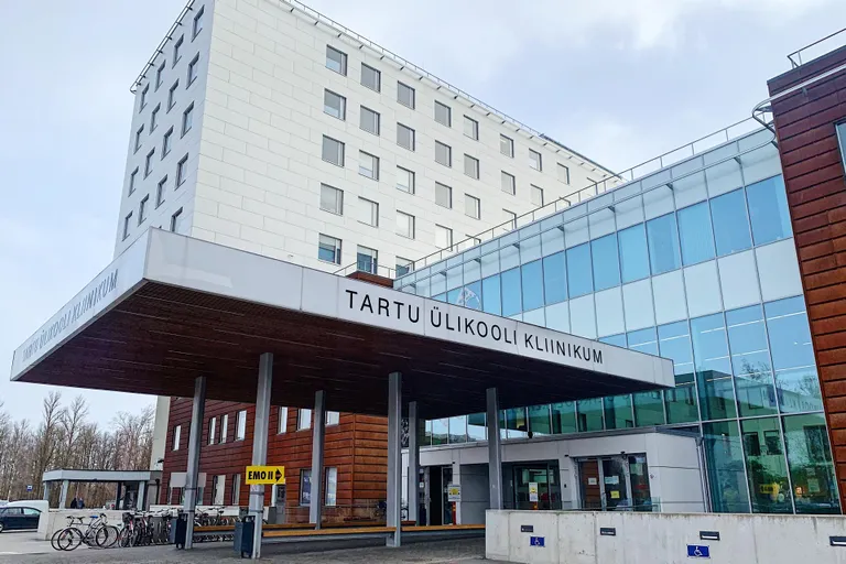 EMO teine sissepääs on N. Lunini tänava poolsel küljel. See on mõeldud mitte-Covid-19 haigetele.