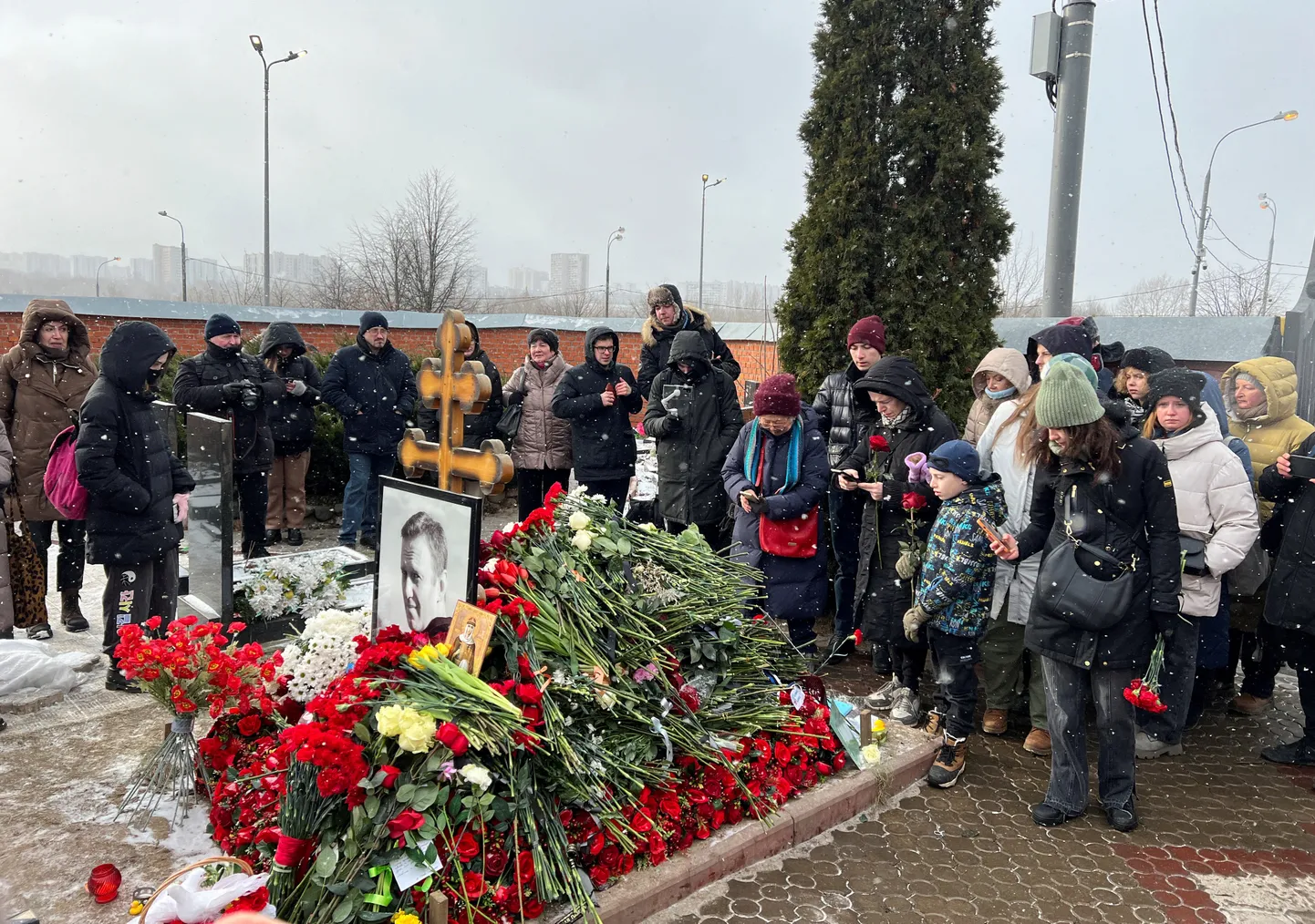 Сотни людей возложили цветы на могилу Алексея Навального в годовщину его смерти