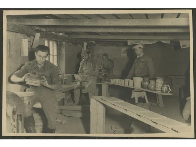 1947. aasta ülesvõte näitab, et Ahjutarbe potivabrikus valmistati siis nii ahjupotte kui ka savinõusid.