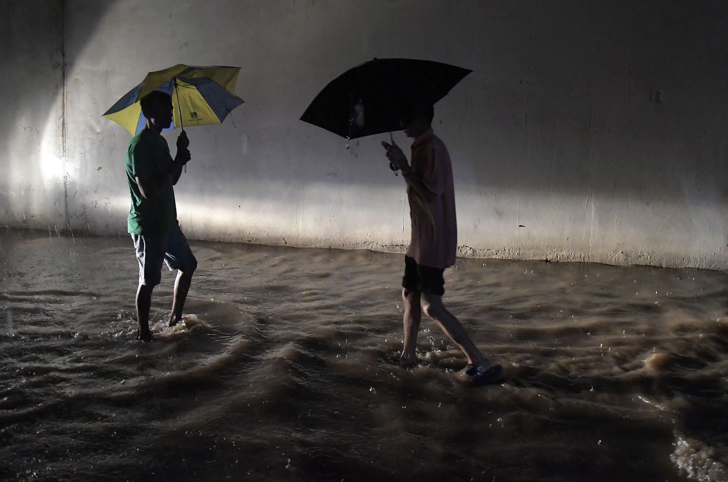 India mehed üleujutatud tänaval.