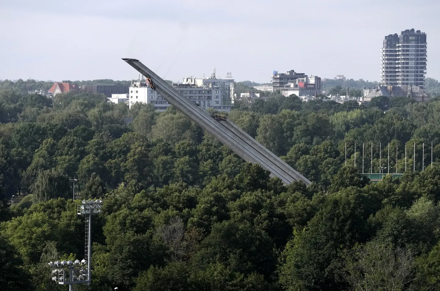 Uzvaras parkā esošā padomju pieminekļa pēdējā elementa - obeliska - demontāža.