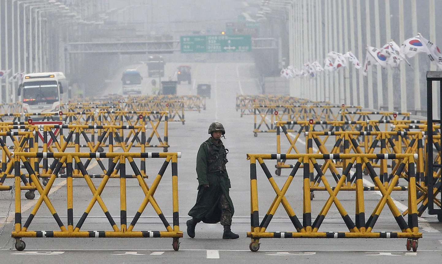 Lõuna-Korea sõdur jalutab sillal Pajus, mis jääb kahe Korea vahelise piiri juurde.
