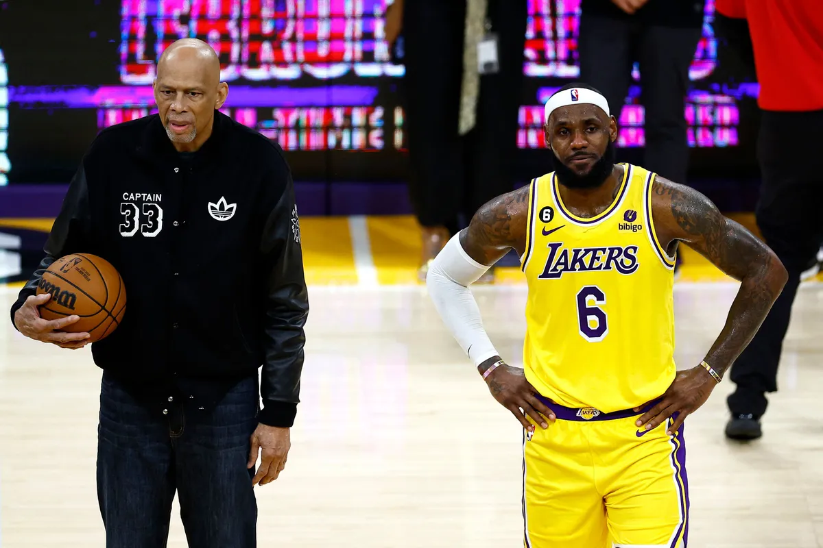 LeBron Jamesi (paremal) tuli õnnitlema ka rekordi eelmine omanik Kareem Abdul-Jabbar.
