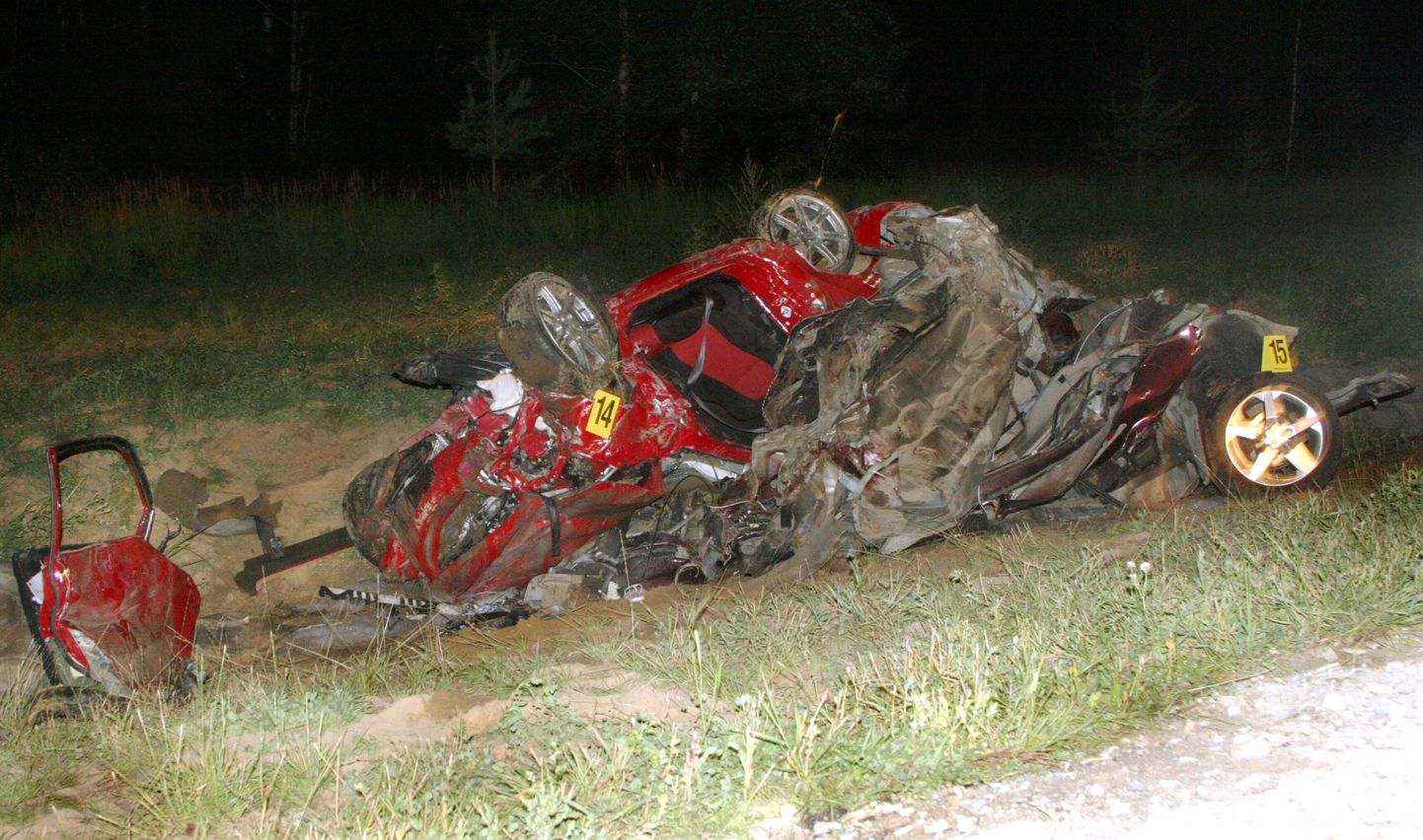 Paari aasta eest Pärnu lähedal enam kui 200-kilomeetrise tunnikiirusega vastu teist masinat kihutanud auto. Õnnetuses hukkus kolm noort inimest.