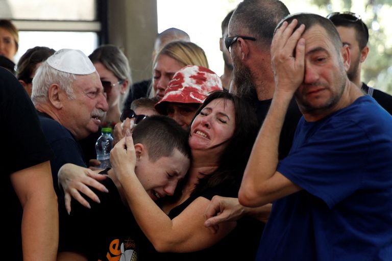 Друзья и семья оплакивают Даниэллу Дану Петренко из Хайфы, которая была убита в результате нападения боевиков ХАМАС на музыкальном фестивале, на который она приехала со своим парнем, Израиль, 13 октября 2023 года.