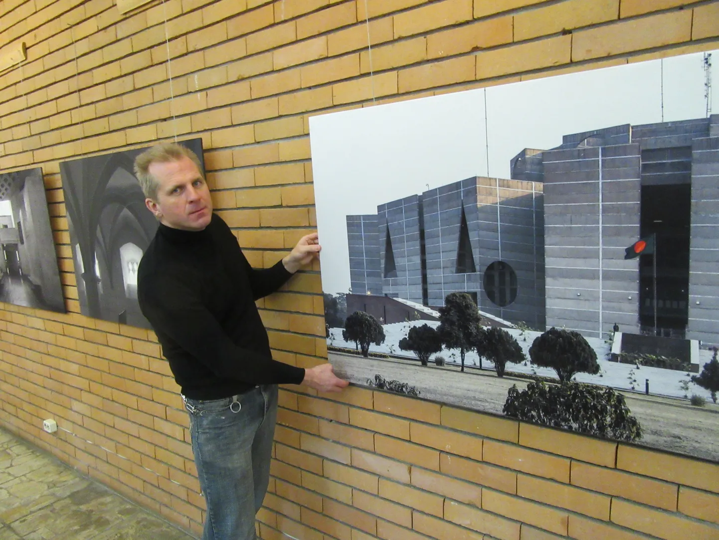 Arne Maasik oma fotode ees.